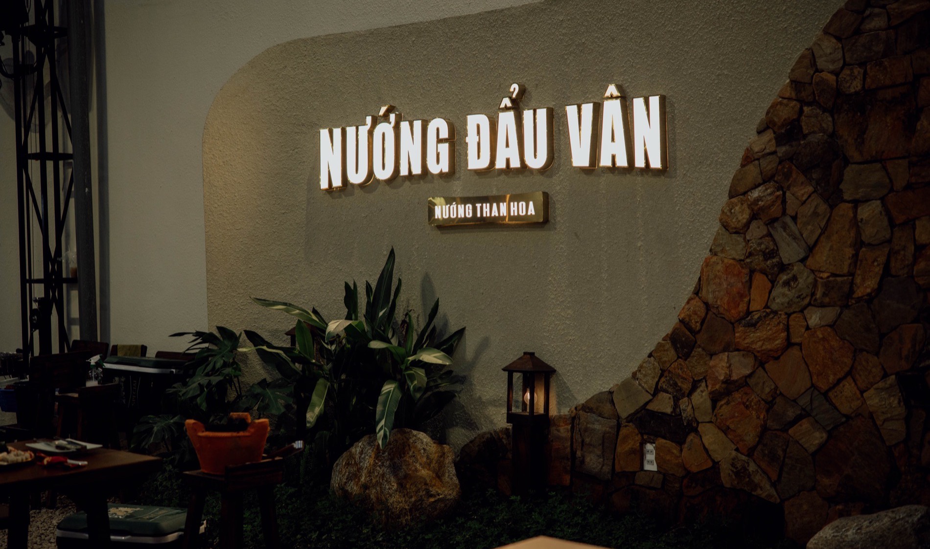Cổng vào Nướng Đẩu Vân với logo lửa rực sáng